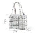 Borsa a secchiello floreale in tweed nero e bianco, elegante variante scatola regalo. - Cestino Quadrato Portatile / Scacchi Bianchi