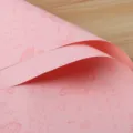 Papel de envolver floral impermeable rosa con estampados de mariposas y texto en inglés. - 20 Hojas/Paquete (56x55cm) / Rosa Claro