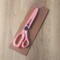 Rosa Mehrzweck-Blumenschere mit Schutzhülle, praktisches Band-Schneidwerkzeug floristik. - Mehrzweck Band Schere / Rosa