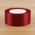 4cm rote Satinband Rolle fuer Geschenke, Blumenstrauss Verpackung und DIY Basteln Zubehoer. - 25 Yards Pro Rolle / Burgunderrot