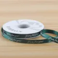 Πράσινη κορδέλα 1cm με αγγλικό κείμενο, ιδανική για συσκευασία δώρων και χειροτεχνίες. - 1CM*32 Γιάρδες/Ρολό / Σκούρο Πράσινο