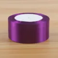 Lila Satinband Rolle fuer Geschenkeverpackung, Blumenarrangements und DIY Bastelarbeiten. - 25 Yards Pro Rolle / Dunkellila