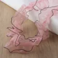 Roze geruffeld netlint met zwarte rand voor boeketverpakking en ambachtelijke decoratie. - Roze met zwarte rand