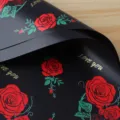 Zwart bloemeninpakpapier met rode rozen en gouden tekst voor romantische cadeauboequets. - 20 Stuks/Pak (56x56cm) / Zwart