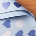 Hellblaues Blumenpackpapier mit Herzmuster, wasserdichte Perlmuttfolie für Blumen. - 20 Stück/Packung (56x56cm) / Traumblau