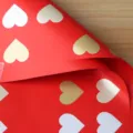 Rotes wasserdichtes Geschenkpapier mit weißen und goldenen Herzen für Blumensträuße zum Valentinstag. - 20 Stück/Packung (56x56cm) / Rot