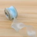 Nastro in organza trasparente azzurro chiaro con bordo metallico dorato per regali e decorazione torte. - 10 Iarde/Busta / Celeste