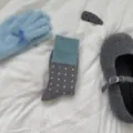 Set di accessori invernali accoglienti con morbidi guanti in mohair, calzini e scarpe. - Bordi per calze blu