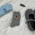 Calzino in lana grigia con ricamo cane, set invernale caldo con comodi guanti e scarpe coordinate. - Grigio chiaro