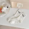 Calzini da donna in cotone al polpaccio con pois neri e grazioso design di cagnolino grigio. - Cane a Pois Bianchi