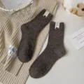 Calze medie calde in lana spessa in stile coreano da donna con bellissimi bottoni e etichette. - Taglia unica / Marrone scuro