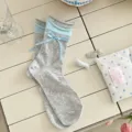 Γκρι βαμβακερές κάλτσες μεσαίου μήκους με γαλάζιο τελείωμα και μπλε καρό φόρμα. - Ανοιχτό γκρι