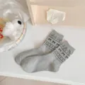Calzini al polpaccio in cotone grigio con fiocchi neri e motivi a cuore per donne. - Grigio Fiocco
