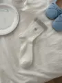Calzini medi bianchi con polsino grigio e ricamo con fiocco blu, comodi calzini di cotone. - Bianco