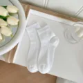 Calze bianche classiche al polpaccino da donna, design a costine traspirante per la primavera. - Bianco sporco