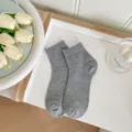 Calze a coste grigie da donna a metà polpaccio, maglia traspirante casual basic estate. - Grigio