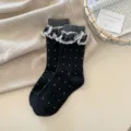 Chaussettes mi-hautes rétro noires pour femmes avec volants à carreaux et pois blancs. - Noir