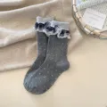 Chaussettes mi-mollet grises à pois pour femmes avec volants à carreaux et dentelle mignons. - Gris foncé