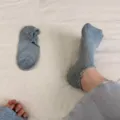 Comodi calzini grigi con volant, cotone morbido, taglio basso per l'uso quotidiano. - Grigio chiaro