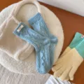 Gemütliche blaue Kaninchenwolle Strick Socken mit süßem Buchstaben Etikett Damen Winter - Reisblau