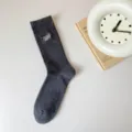 Chaussettes mi-mollet tricotées gris foncé d'hiver pour hommes avec broderie blanche style - Taille unique / Gris foncé