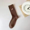 Chaussettes mi-hautes côtelées marron avec broderie blanche pour hommes et femmes en automne. - Taille unique / Café