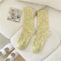 Calzini da equipaggio in misto lana giallo crema con macchie colorate e accoglienti. - Taglia unica / Giallo