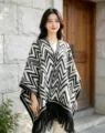 Moda donna mantella scialle maglia zig zag nero bianco poncio accogliente autunno inverno. - Scialle con Nappe Chevron / Nappa Nera