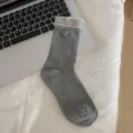Calzini medi grigi da donna con motivo a cuori pied-de-poule bianco e nero, cotone morbido casual. - fibbia a forma di cuore / Grigio