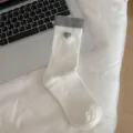 Calze da donna a metà tubo bianche con cuore a quadri bianco e nero, cotone autunnale. - fibbia a forma di cuore / Bianco