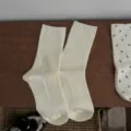 Comode calze a coste in tinta unita da donna, perfette per l'uso quotidiano e casual. - Taglia unica / Crema