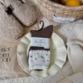 Calze lunghe marroni in misto seta di gelso e lana con pizzo bianco e decorazione floreale invernale - fiori vintage