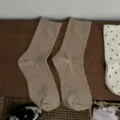 Calzini a tubo medio da donna kaki tinta unita a righe sottili, comodi calzini casual in cotone. - Taglia unica / Marrone castano
