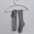 Eleganti calze lunghe grigie sottili e traspiranti per la primavera e l'estate. - Grigio