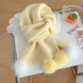 Bufanda de punto de invierno estilo coreano detalle con bonitos pompones en amarillo. - Amarillo