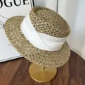 Gros plan détail du chapeau de paille naturel vintage fait main avec élégant ruban blanc. - Chapeau fedora en jonc de mer - blanc