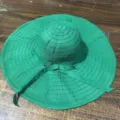 Vue détaillée du chapeau de soleil vert à large bord avec nœud, chapeau de plage pliable. - Vert