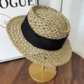 Chapeau de soleil en paille naturelle fait main avec ruban noir élégant design français. - Décoration de chapeau en herbe de mer à calotte creuse - Noir