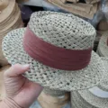 Chapeau de soleil en paille naturelle artisanale avec bande marron, fedora d'été vintage. - Chapeau fedora en jonc de mer - café