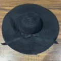Vue détaillée du chapeau de soleil noir à large bord, chapeau de plage pliable avec ruban. - Noir