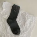Calzini grigi stile coreano da donna con ricamo fiocco blu e polsino bicolore. - Taglia unica / Grigio scuro