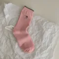 Calzini rosa da donna con grazioso ricamo a fiocco grigio e comodo bordo a costine. - Taglia unica / Rosa