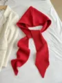 Vista dettagliata della sciarpa con cappuccio in maglia rossa, morbida consistenza invernale. - Rosso