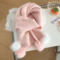 Primer plano de la bonita bufanda de invierno de punto rosa con pompones y estilo. - Rosa