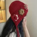 Handgefertigte Häkelmütze Blumen Beanie mit Quasten Retro ethnischer Stil winterwarme Strickmütze - Strickartikel mit Blumendekor - Rot