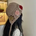 Handgemachte Häkelmütze mit Blumen und langen Quasten für Damen im gemütlichen Ethnostil. - Strickartikel mit Blumendekor - Khaki