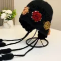Handgefertigter Häkel-Blumen-Hut mit bunten Blüten und langen Quasten, Ethno-Stil. - Strickware mit Blumendekor - Schwarz
