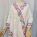 Poncho mantella in maglia boho con bordo colorato, ideale per viaggio primavera estate. - Scialle con motivo a quadrifoglio - bianco sporco