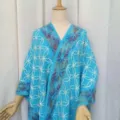 Mantella poncho in maglia blu con motivo a trifoglio, ideale per outfit di viaggio estivi. - Scialle con motivo a quadrifoglio - blu