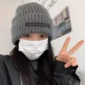 Gorro de punto gris casual para mujer, gorro de lana cálido con etiqueta tejida. - Gris